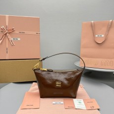 미우미우 나플락 페이턴트 가죽  파우치팩 | MIUMIU |