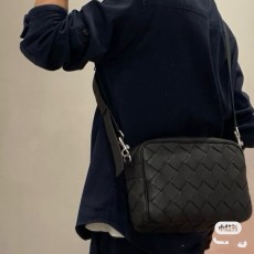 보테가베네타 남성  인트레치아토 카메라백 /755925
